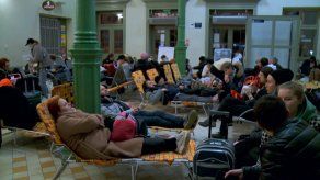 Refugiados de Ucrania acampan en una estación de tren de Polonia