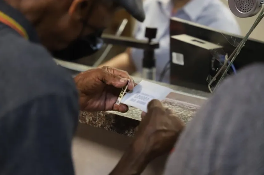 Retiro de calcomanías en la Alcaldía de Panamá