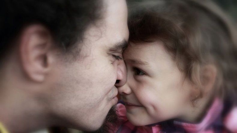 La ciencia advierte: Hombres con testículos pequeños son mejores padres