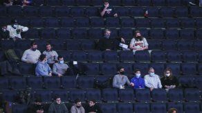 Warriors vencen a Knicks; el público vuelve a NY