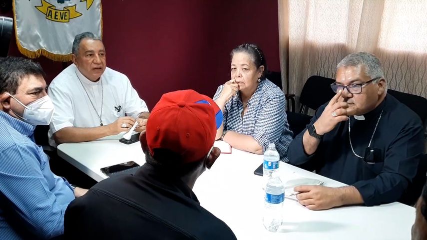 El monseñor Ulloa se reunió esta tarde con dirigentes veragüenses.