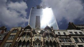 Cubren rascacielos de Londres que causó daños en coches y comercios