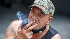 La nueva ley no afectaría a los cigarrillos electrónicos. La venta de esos productos ya está limitada a mayores de 18 años y su consumo está prohibido en escuelas.