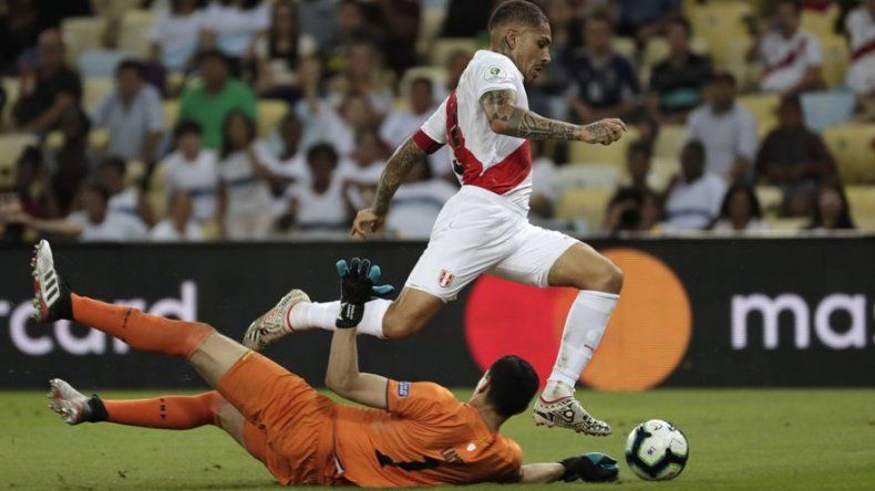Guerrero, goleador récord, ratifica su vigencia con Perú
