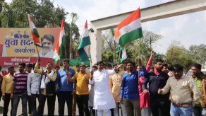 Manifestantes indios celebran el ataque aéreo en territorio paquistaní