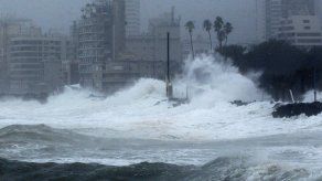 Autoridades chilenas reportan evacuados e inundación de calles por marejadas