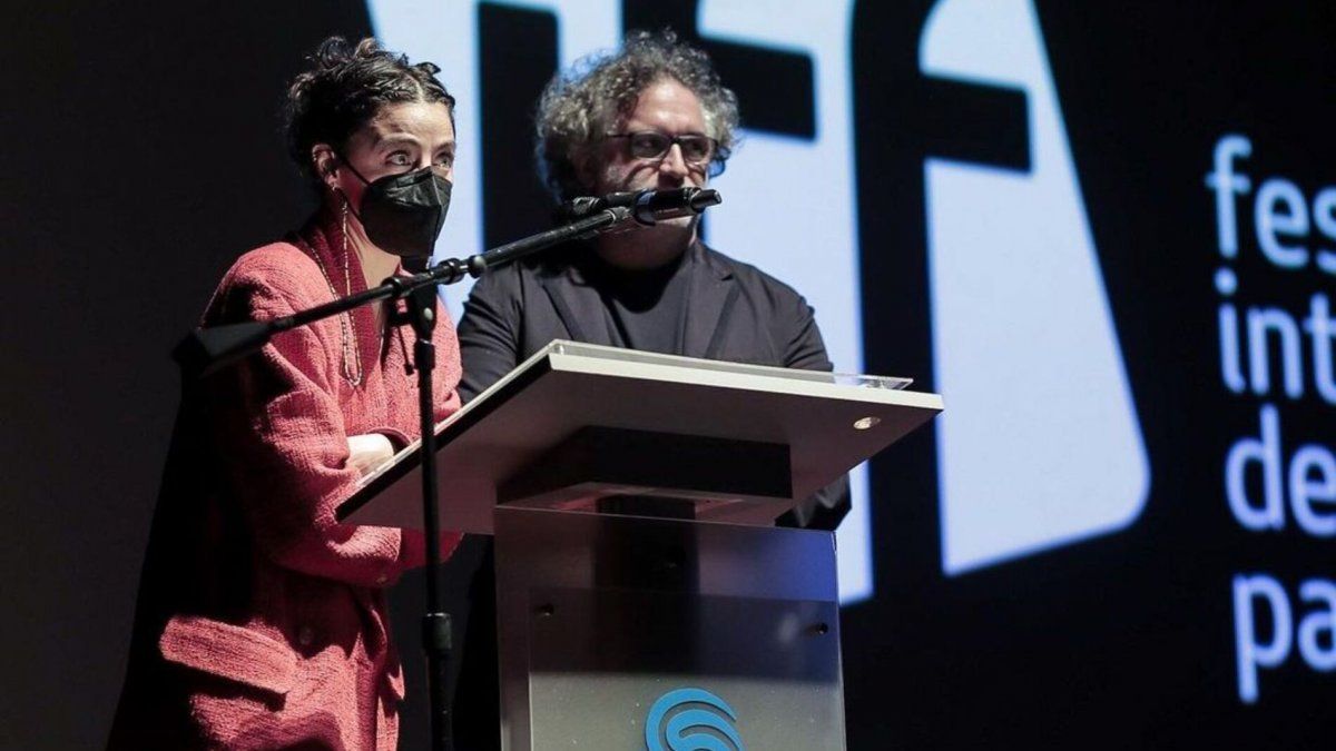La actriz Ilse Salas y el director Abner Benaim, durante la presentación de Plaza Catedral en la apertura del IFF Panamá 2021.