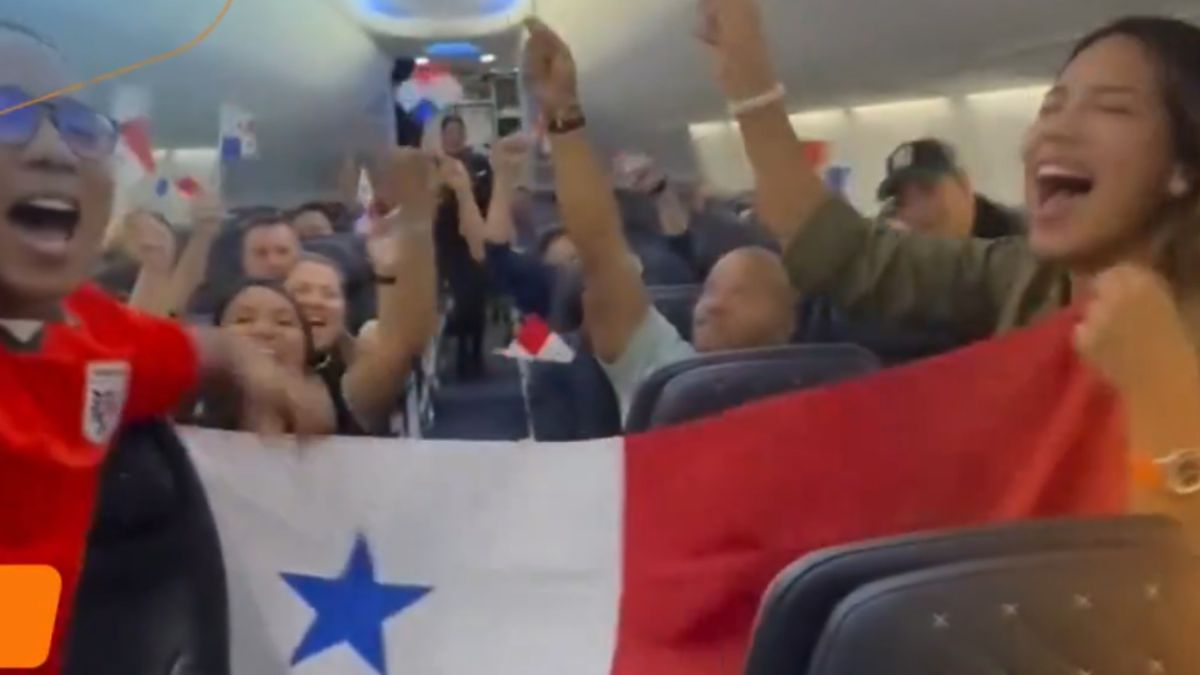Panameños celebran presentación del avión que llevará a Panamá al Mundial 2026