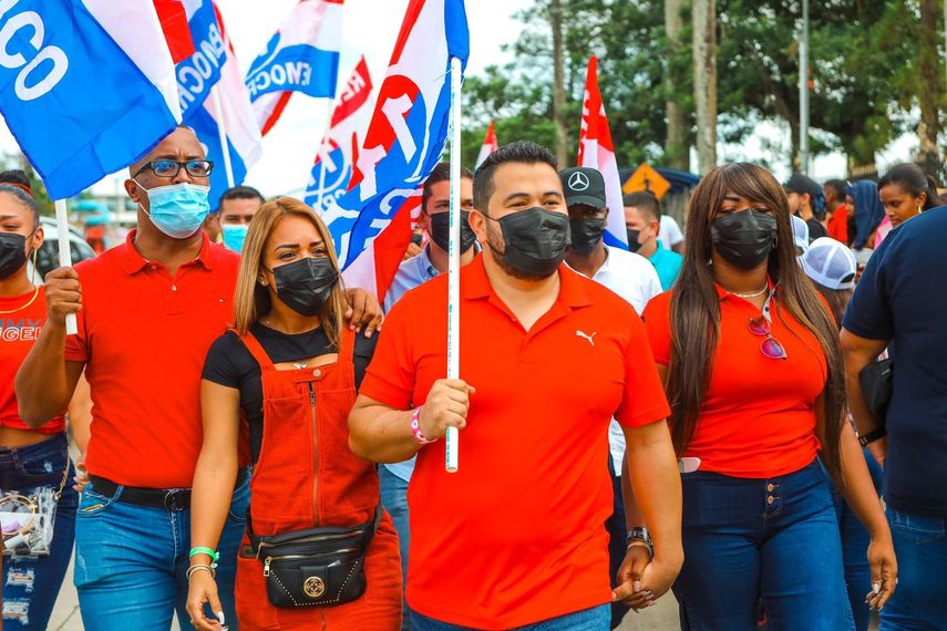 En el centro Hussein Pitty