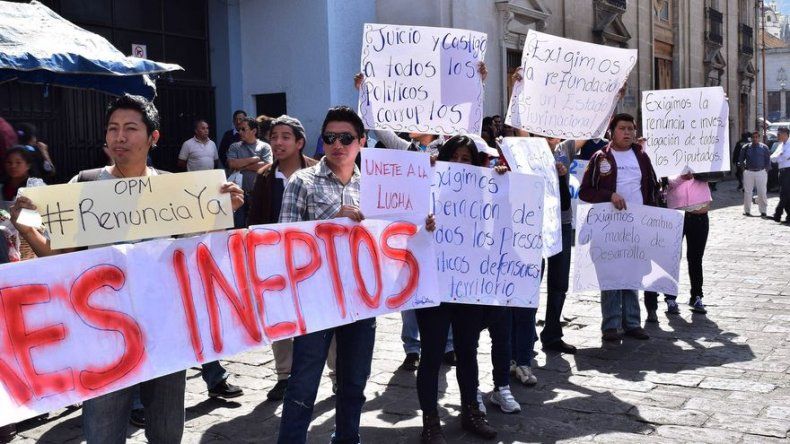 Renuncian otros siete altos funcionarios en cuestionado gobierno de Guatemala