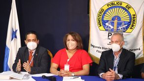 Fiscale de Coclé durante conferencia de prensa sobre estafas a través de redes sociales.