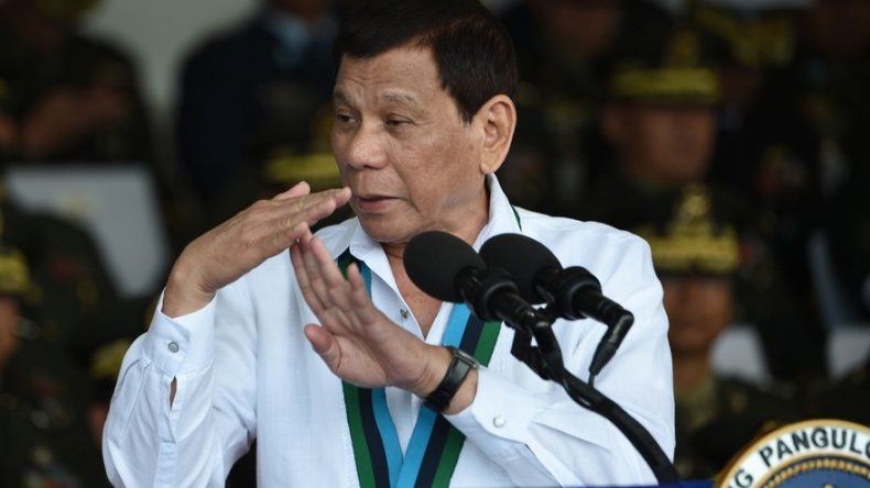 Duterte afirma que masticar chicle le alivia el dolor de espalda