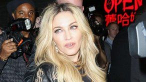 Madonna da un improvisado concierto en honor de las víctimas de París