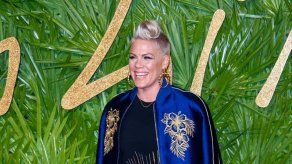 Pink se molesta con afirmación de que las mujeres deben ¨esforzarse¨ más para ganar premios