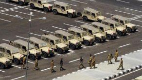 Ejército egipcio despliega tanques para controlar choques