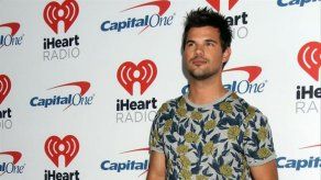 Taylor Lautner vende su ropa por una buena causa