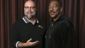Eddie Murphy se levanta del sofa y rejuvenece con “Dolemite”