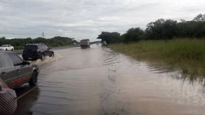 ¡Precaución! Río Pocrí se desborda y causa caos vehicular en la vía Interamericana