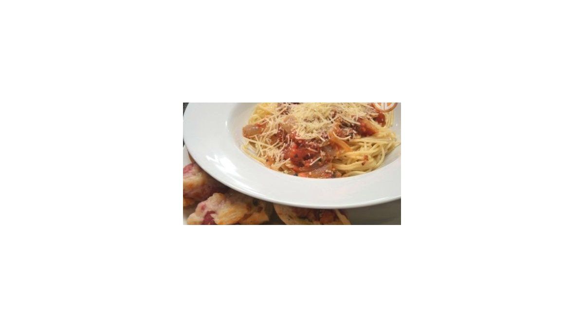 Spaghetti con salsa de hierbas y Tostaditas de Salami