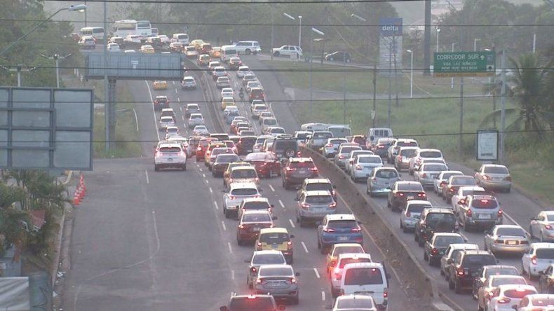 Con luces intermitentes encendidas, conductores de Panamá Oeste protestan contra el tranque