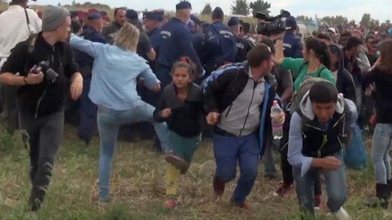 Camarógrafa húngara se disculpa por zancadillear migrantes