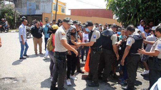 Más de 40 presos mueren y un centenar se fuga en motín en cárcel de Ecuador