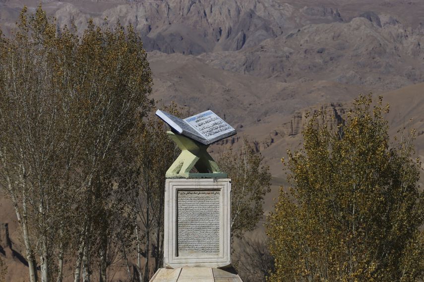 La estatua fue reemplazada por una réplica del Corán.