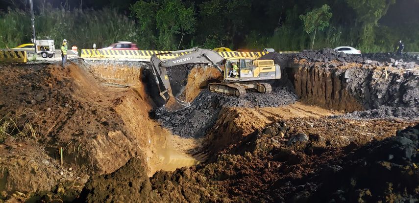 Vistas generales de los trabajos de reparación en la vía Panamericana.
