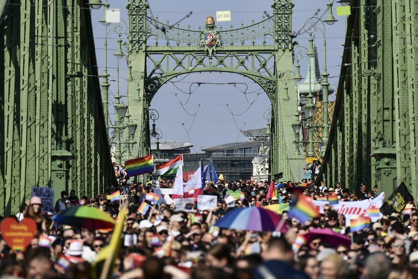 Miembros del movimiento LGBTQ marchan en Hungría.