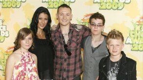 La viuda de Bennington pide a fans detener regalos en su antigua casa familiar