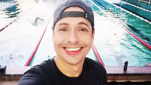 El nadador panameño César Barría se prepara para cruzar el estrecho de Bósforo en Turquía.