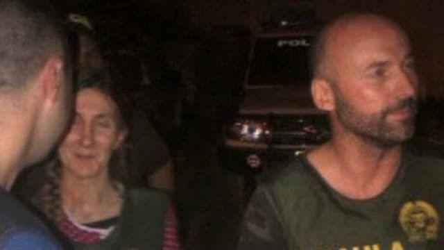 Los secuestrados españoles liberados llegan en avión a Bogotá