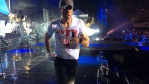 Enrique Iglesias vuelve a escenarios tras accidente con dron