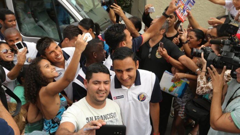 Entre ritmos de samba, los costarricenses visitan una escuela en Santos