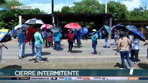 Docentes cierran de forma intermitente vía a la altura del puente sobre el río La Villa