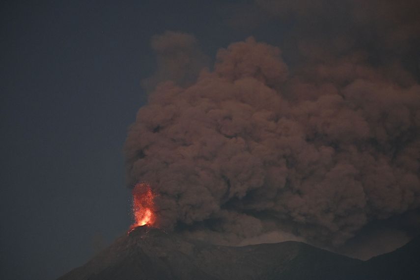 ¡Alerta en Guatemala! Mil personas evacuadas por erupción del volcán de fuego