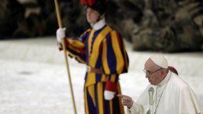 El papa se reúne con fundador de grupo de ayuda de migrantes El papa se reúne con fundador de grupo de ayuda de migrantes