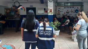 Reunión de la Defensoría del Pueblo con directora y padres de familia de la Escuela República de Chile.