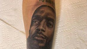 La viuda de Nipsey Hussle se tatúa el rostro del rapero en el brazo