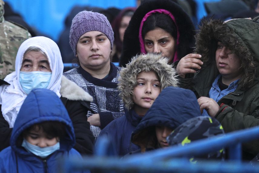 La UE ha acusado a Lukashenko de orquestar la llegada masiva de migrantes en su frontera oriental en represalia por las sanciones que el bloque le impuso a Bielorrusia por su violenta represión de protestas democráticas.