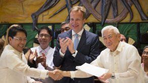 Rebeldes filipinos aceptan un alto el fuego indefinido
