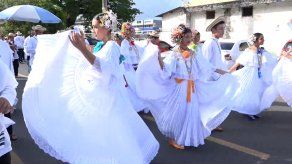 Realizan el primer Desfile de la Pollera Blanca en Chiriquí
