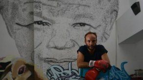 Artista belga realiza retrato de Nelson Mandela con 27.000 golpes