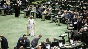 Parlamento iraní vota la destitución del ministro de Economía