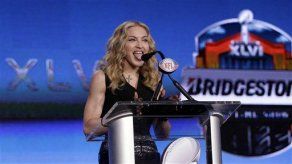 Madonna imita a Víctor Cruz con pasos de salsa