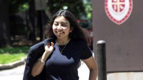 Salvadoreña de 20 años se gradúa con honores y supera discriminación en EEUU