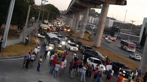 {alttext(Residentes cierran vía en Los Andes 2,¡HOY! Residentes cierran vía en Los Andes  #2)}