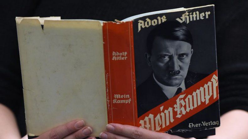 Maestros alemanes quieren incluir Mi lucha de Hitler en programas escolares