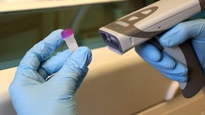 La Agencia Europea de Medicamentos (EMA) ya había autorizado el lunes la comercialización de este inmunizante, Nuvaxovid.
