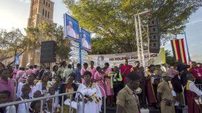 300.000 personas en misa papal en Uganda 300.000 personas en misa papal en Uganda